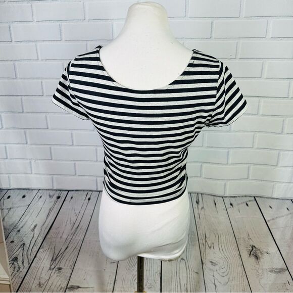 10/$25🦋 Forever 21 Gray & Black Striped Short Sleeve Crop Top - Size Large - Picture 4 of 13